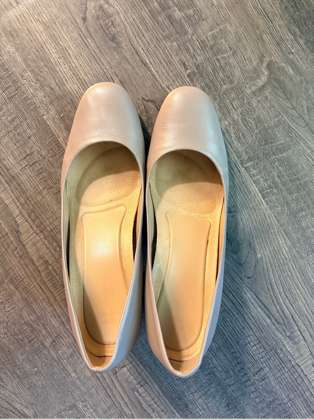 Classic Women's Round-Toe pumps in Beige